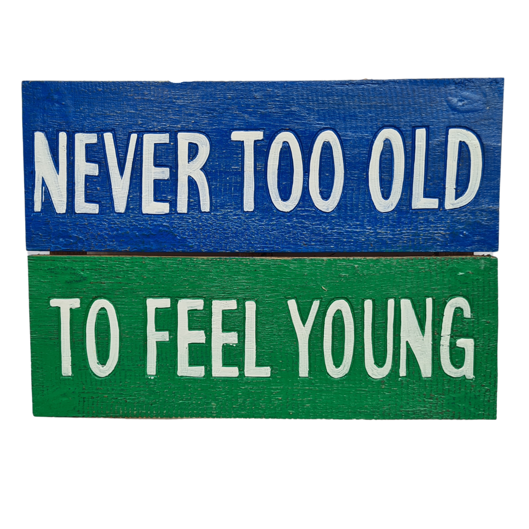 Plaque &quot;never to old to feel young&quot; 50 cm